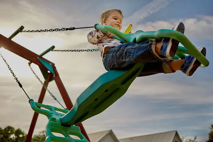 17 things that inevitably happen when you take your kids to the playground