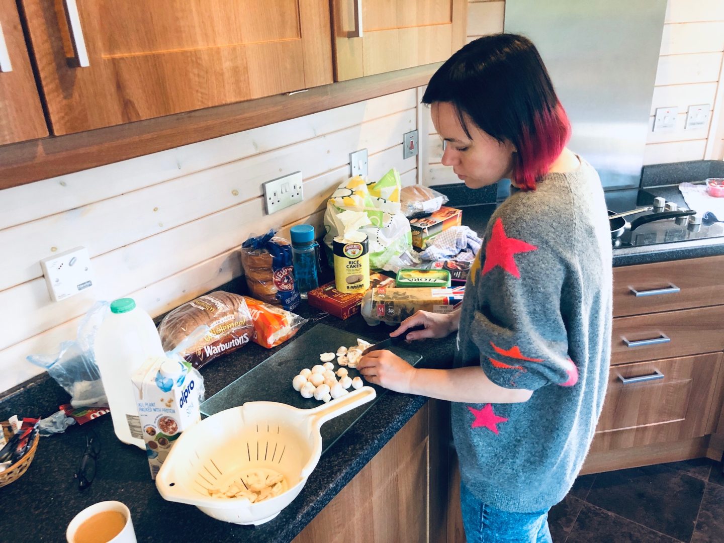 AD: Landal Sandybrook Peak District family review - a relaxing autumnal long weekend break. Making breakfast in the lodge kitchen.