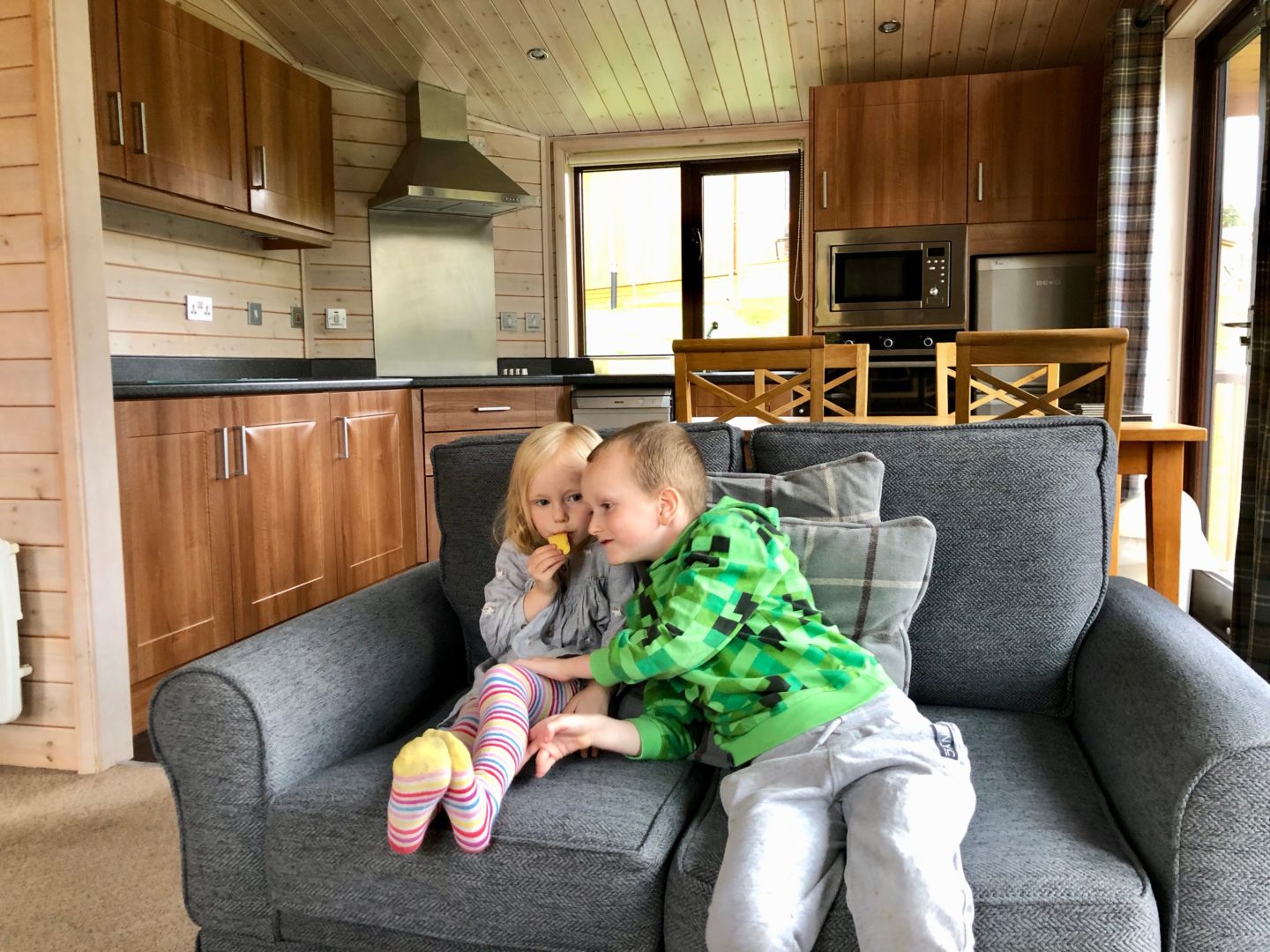 AD: Landal Sandybrook Peak District family review - a relaxing autumnal long weekend break. The kids getting acquainted with the classic Vogue Lodge. 