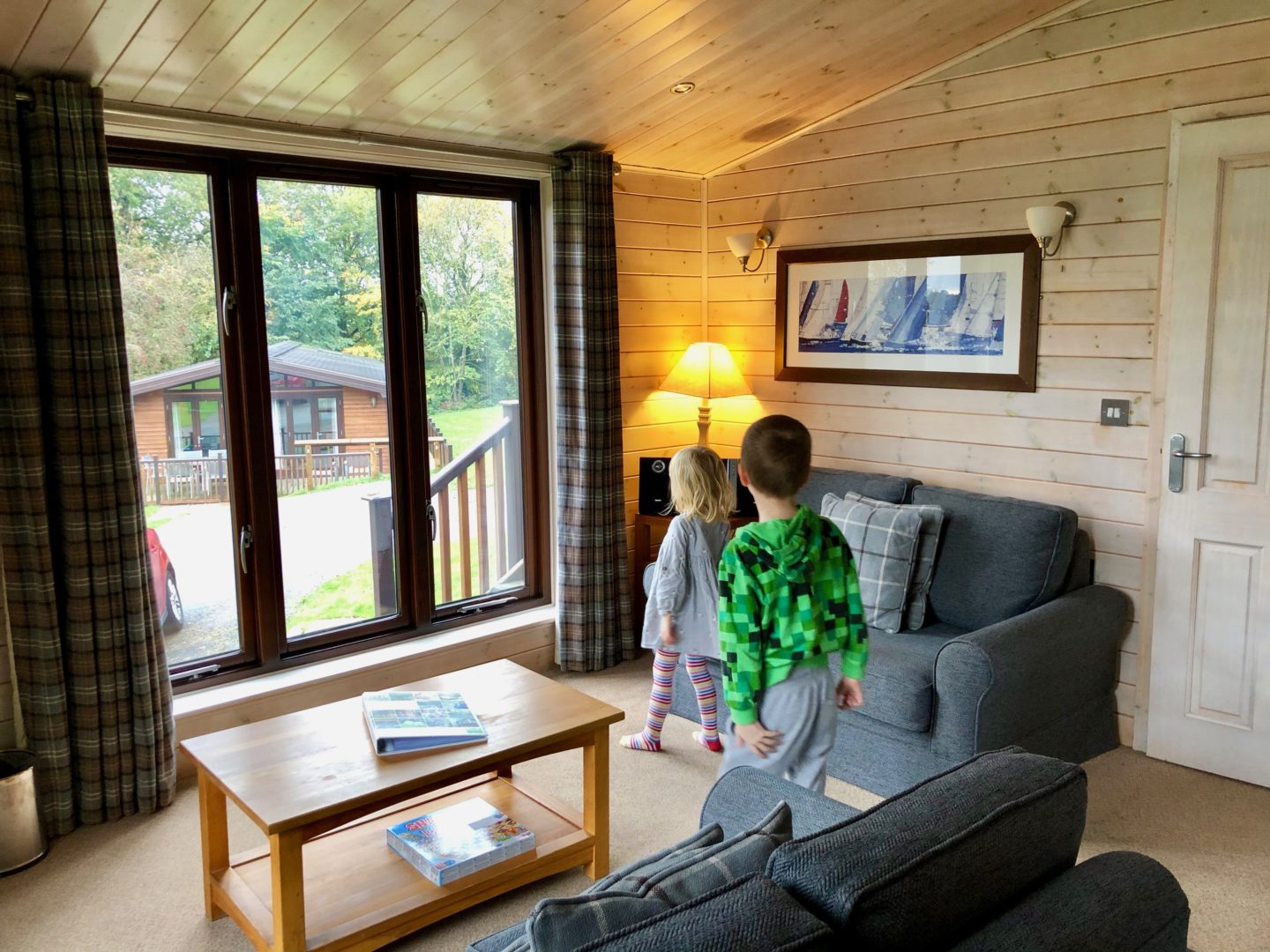 AD: Landal Sandybrook Peak District family review - a relaxing autumnal long weekend break. Kids look round the classic vogue lodge. 