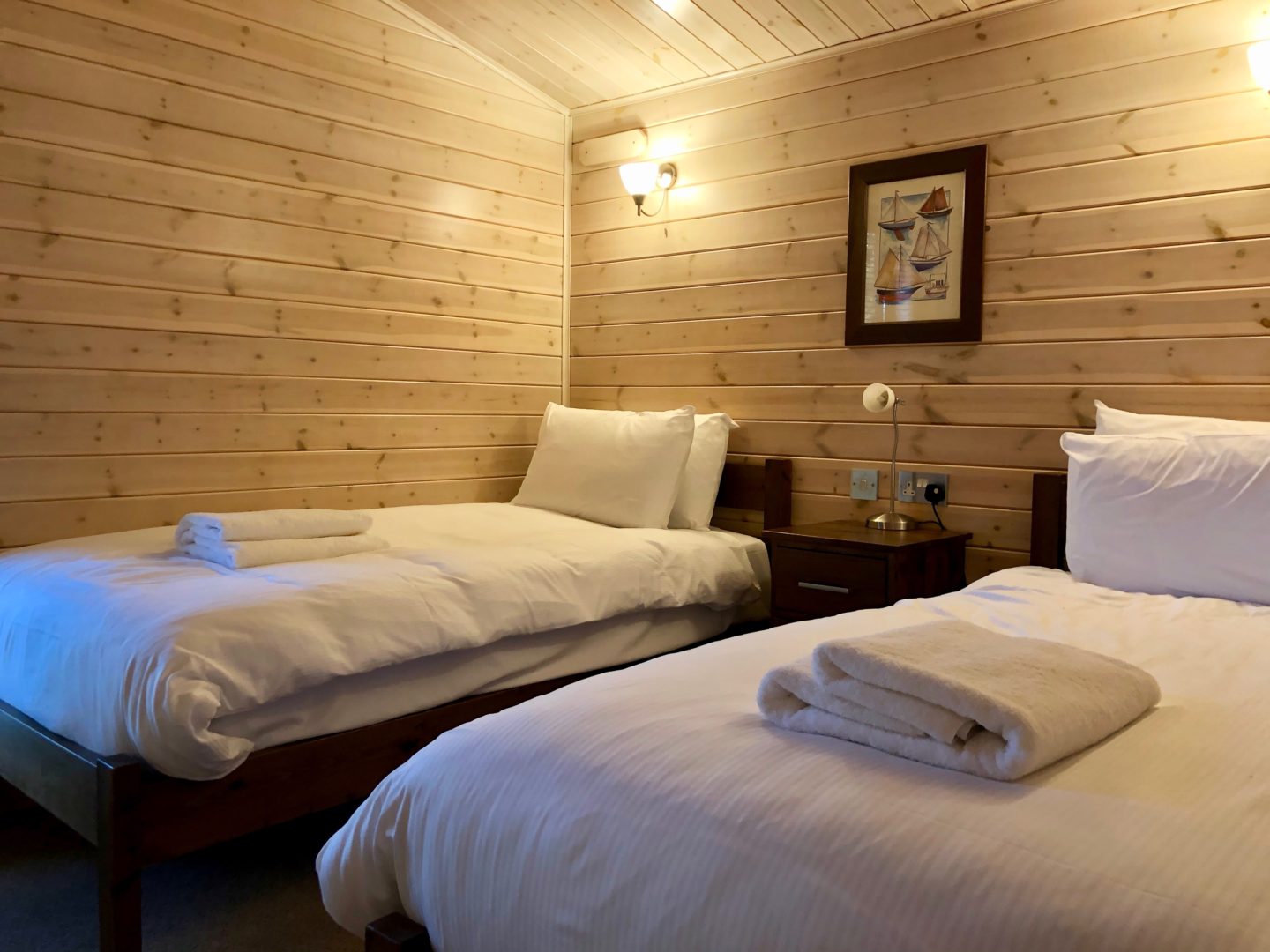 Landal Sandybrook Peak District family review - a relaxing autumnal long weekend break. Classic Vogue lodge - twin bedroom