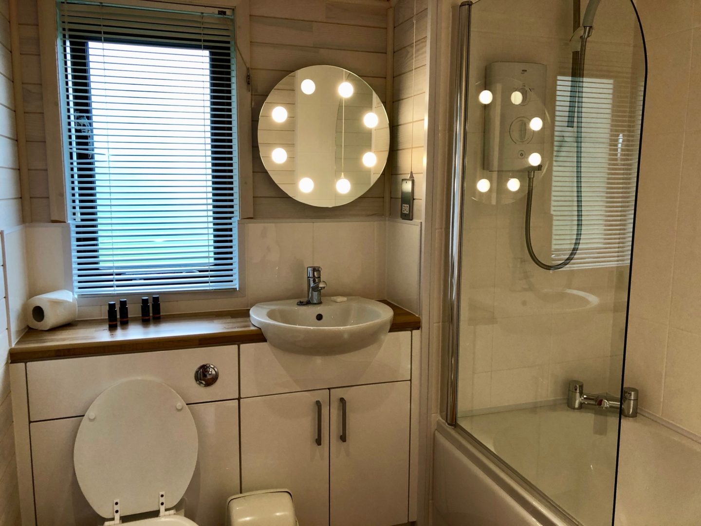 AD: Landal Sandybrook Peak District family review - a relaxing autumnal long weekend break. Classic vogue lodge bathroom. 