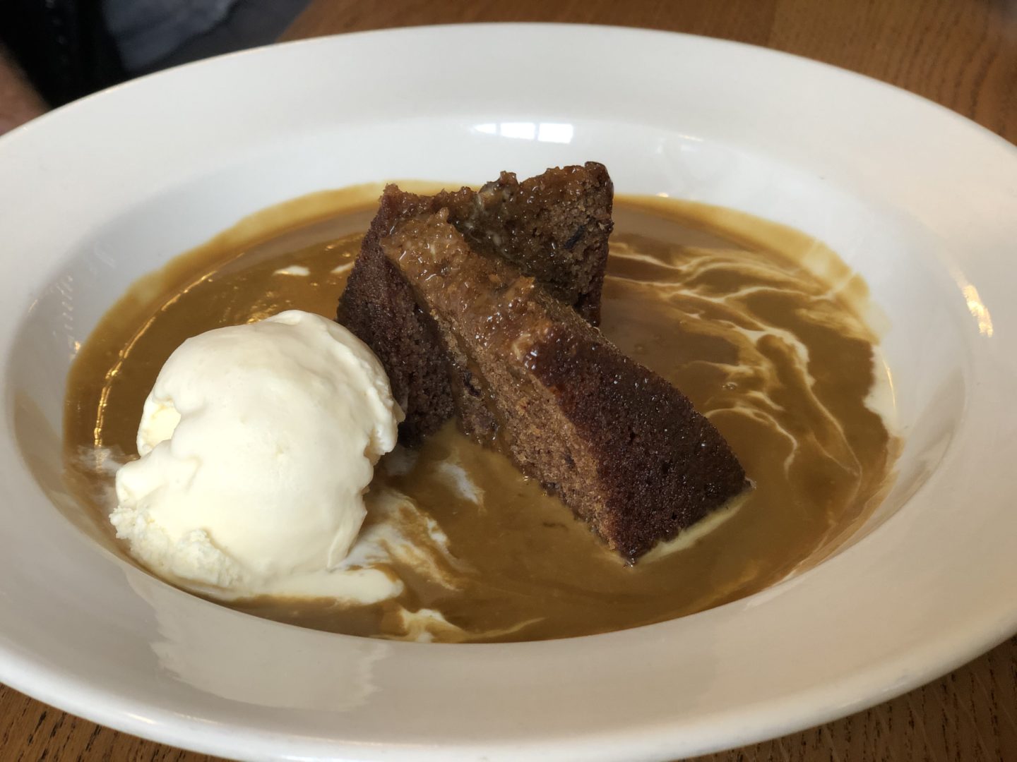 AD: Landal Sandybrook Peak District family review - a relaxing autumnal long weekend break. Sticky toffee pudding at the Rose and Crown Inn. 