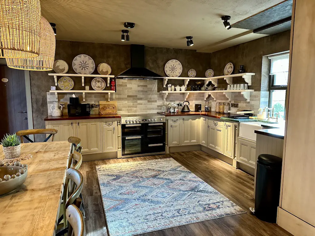 Runa farm's Farmhouse rustic large kitchen